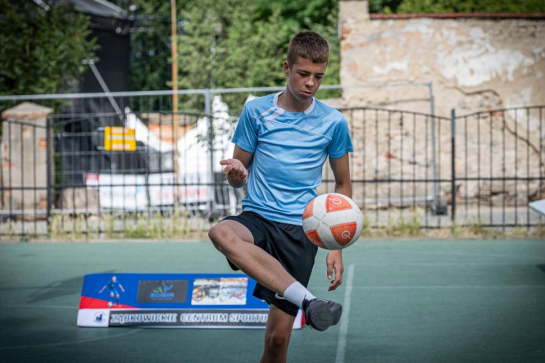 V Ząbkowicki Turniej Teqball z okazji Dni i Nocy Krzywej Wieży za nami. Znamy wyniki