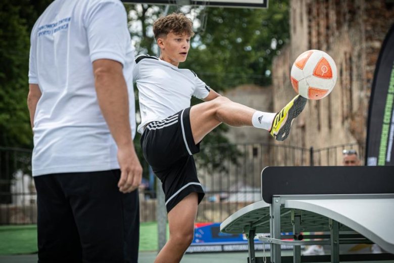 V Ząbkowicki Turniej Teqball z okazji Dni i Nocy Krzywej Wieży za nami. Znamy wyniki