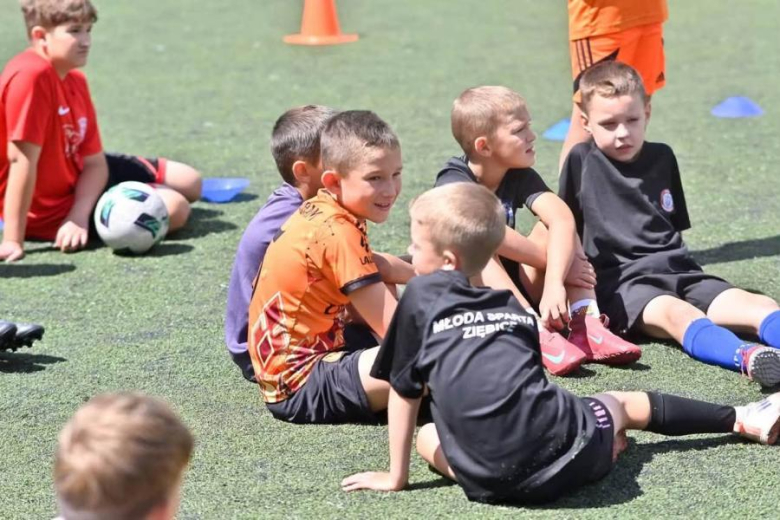 Piłkarskie święto na orliku. Relacja z pikniku piłkarskiego 2026 w Ziębicach