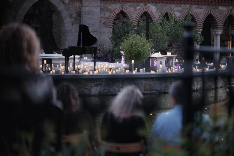 	Koncert przy świecach zachwycił publiczność w Pałacu Marianny Orańskiej