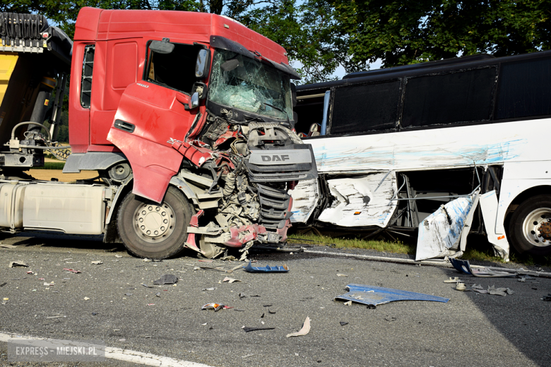 Zderzenie autobusu, samochodu osobowego i dwóch ciężarówek na krajowej ósemce przed Bardem