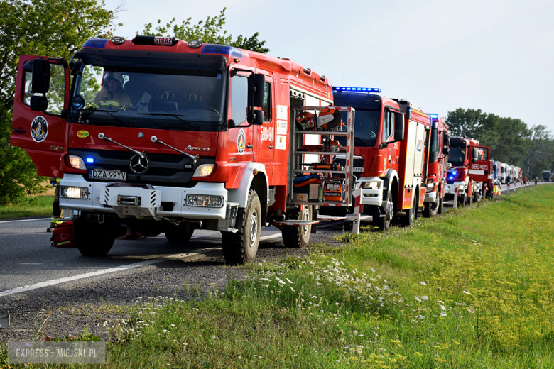 Zderzenie autobusu, samochodu osobowego i dwóch ciężarówek na krajowej ósemce przed Bardem