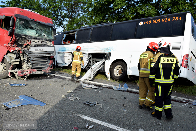 Zderzenie autobusu, samochodu osobowego i dwóch ciężarówek na krajowej ósemce przed Bardem