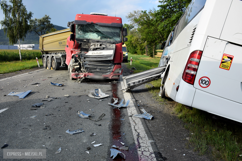 Zderzenie autobusu, samochodu osobowego i dwóch ciężarówek na krajowej ósemce przed Bardem