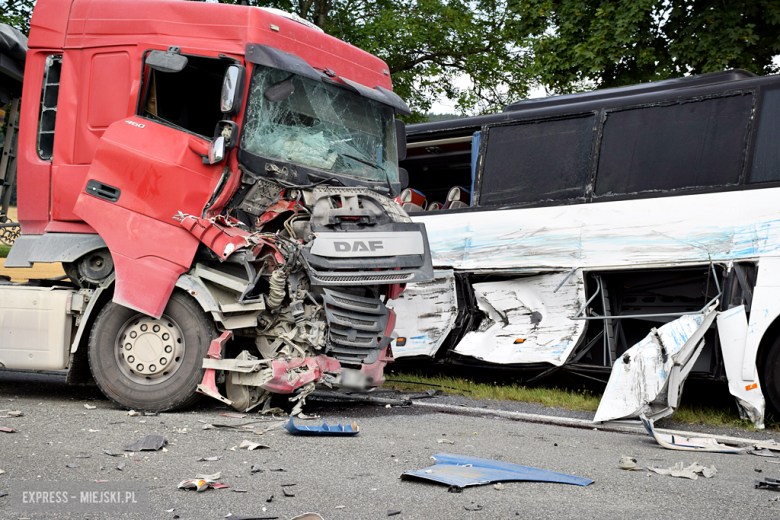 Zderzenie autobusu, samochodu osobowego i dwóch ciężarówek na krajowej ósemce przed Bardem