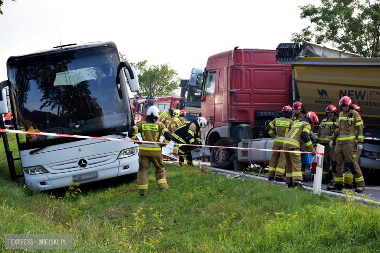 Zderzenie autobusu, samochodu osobowego i dwóch ciężarówek na krajowej ósemce przed Bardem