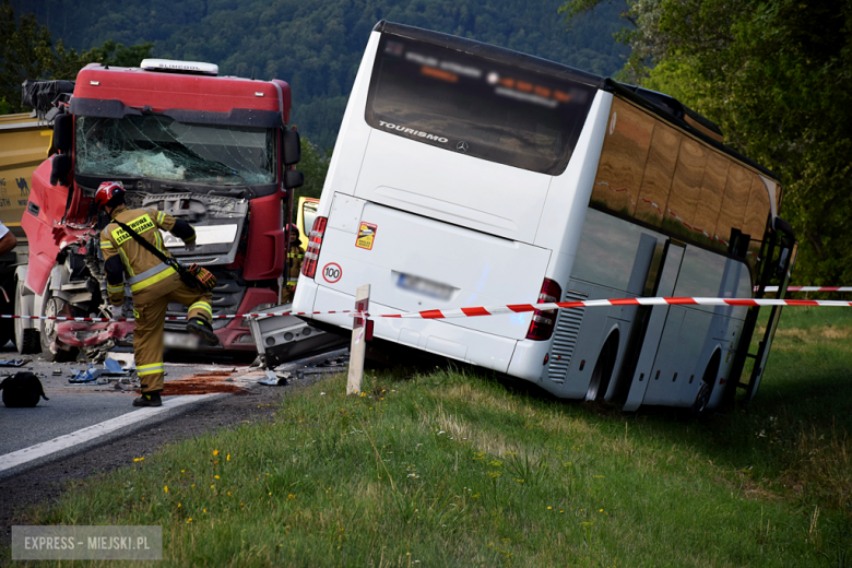 Zderzenie autobusu, samochodu osobowego i dwóch ciężarówek na krajowej ósemce przed Bardem