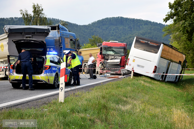 Zderzenie autobusu, samochodu osobowego i dwóch ciężarówek na krajowej ósemce przed Bardem