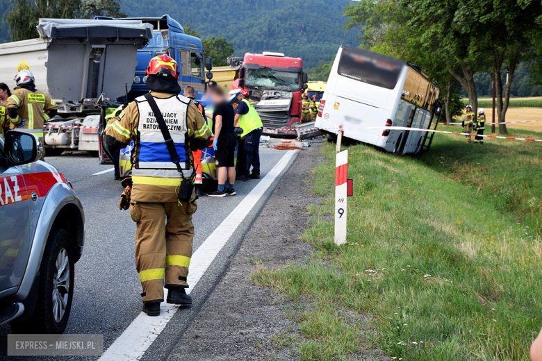 Zderzenie autobusu, samochodu osobowego i dwóch ciężarówek na krajowej ósemce przed Bardem