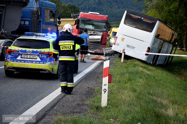 Zderzenie autobusu, samochodu osobowego i dwóch ciężarówek na krajowej ósemce przed Bardem