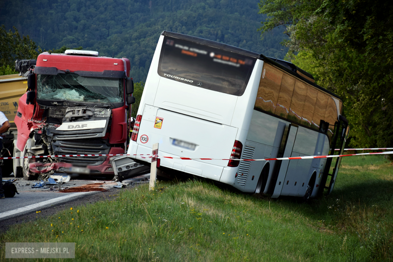 Zderzenie autobusu, samochodu osobowego i dwóch ciężarówek na krajowej ósemce przed Bardem