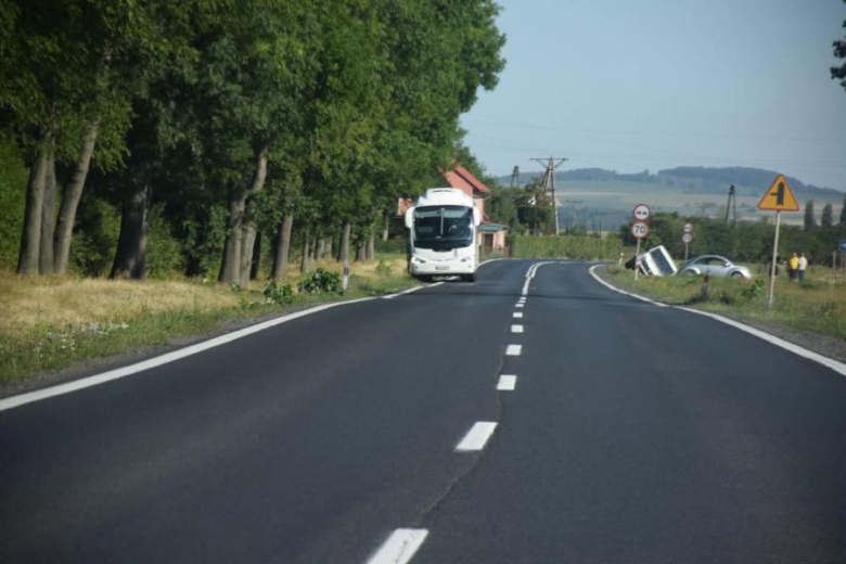 Kolizja autobusu i lawety na krajowej ósemce