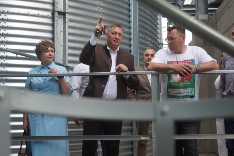 Minister Rolnictwa odwiedził halę magazynowo-zbożowa w Stoszowicach i OHZ w Kamieńcu Ząbkowickim