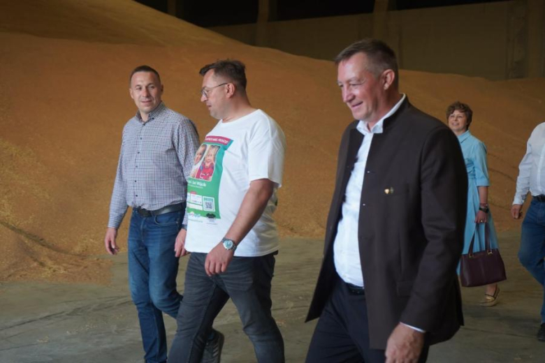 Minister Rolnictwa odwiedził halę magazynowo-zbożowa w Stoszowicach i OHZ w Kamieńcu Ząbkowickim