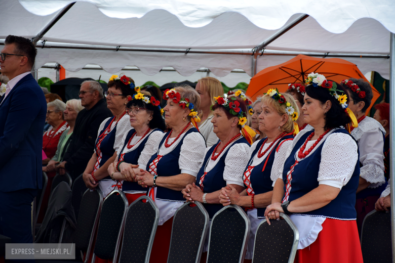 Dożynki gminne w Srebrnej Górze. Były obrzędy dożynkowe, wyścigi traktorów i Miły Pan