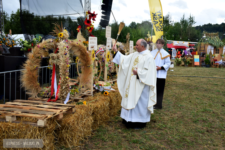 Dożynki gminne w Srebrnej Górze. Były obrzędy dożynkowe, wyścigi traktorów i Miły Pan