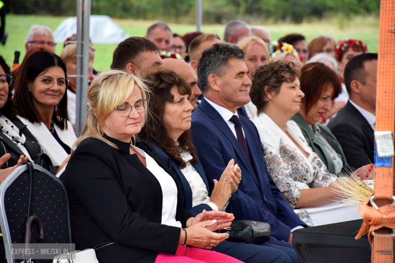 Dożynki gminne w Srebrnej Górze. Były obrzędy dożynkowe, wyścigi traktorów i Miły Pan
