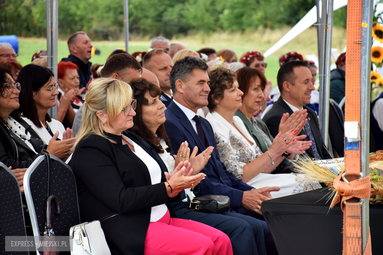Dożynki gminne w Srebrnej Górze. Były obrzędy dożynkowe, wyścigi traktorów i Miły Pan