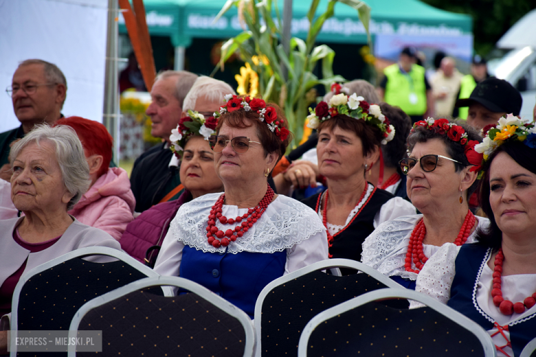 Dożynki gminne w Srebrnej Górze. Były obrzędy dożynkowe, wyścigi traktorów i Miły Pan
