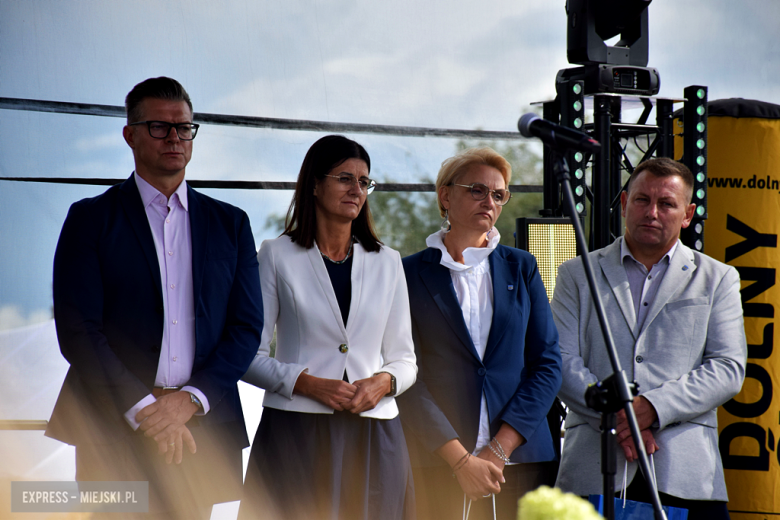 Dożynki gminne w Srebrnej Górze. Były obrzędy dożynkowe, wyścigi traktorów i Miły Pan
