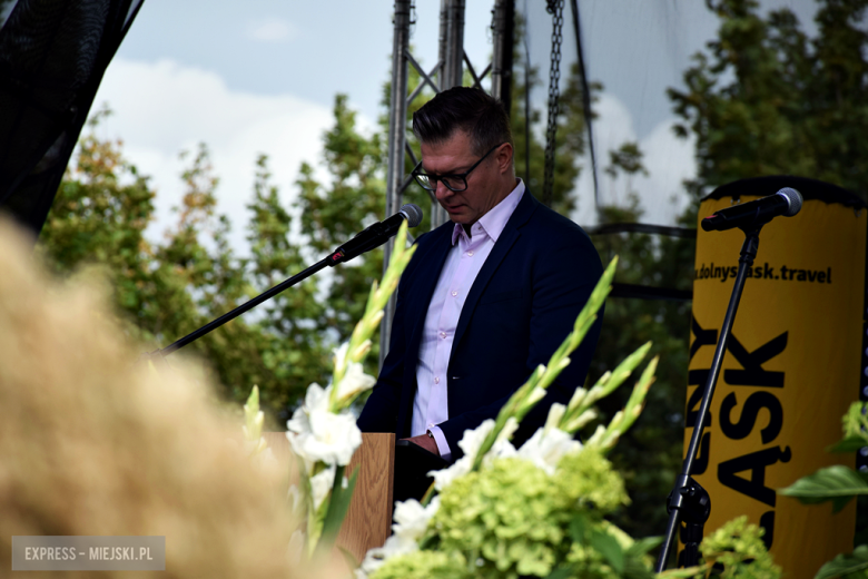 Dożynki gminne w Srebrnej Górze. Były obrzędy dożynkowe, wyścigi traktorów i Miły Pan