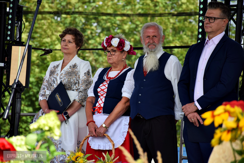 Dożynki gminne w Srebrnej Górze. Były obrzędy dożynkowe, wyścigi traktorów i Miły Pan