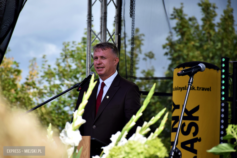 Dożynki gminne w Srebrnej Górze. Były obrzędy dożynkowe, wyścigi traktorów i Miły Pan
