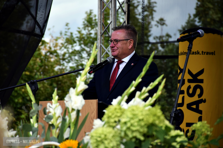 Dożynki gminne w Srebrnej Górze. Były obrzędy dożynkowe, wyścigi traktorów i Miły Pan
