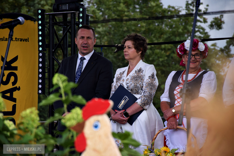 Dożynki gminne w Srebrnej Górze. Były obrzędy dożynkowe, wyścigi traktorów i Miły Pan