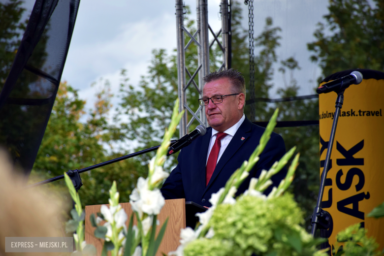 Dożynki gminne w Srebrnej Górze. Były obrzędy dożynkowe, wyścigi traktorów i Miły Pan
