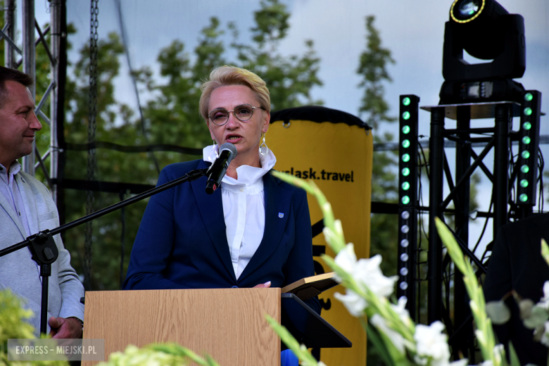 Dożynki gminne w Srebrnej Górze. Były obrzędy dożynkowe, wyścigi traktorów i Miły Pan