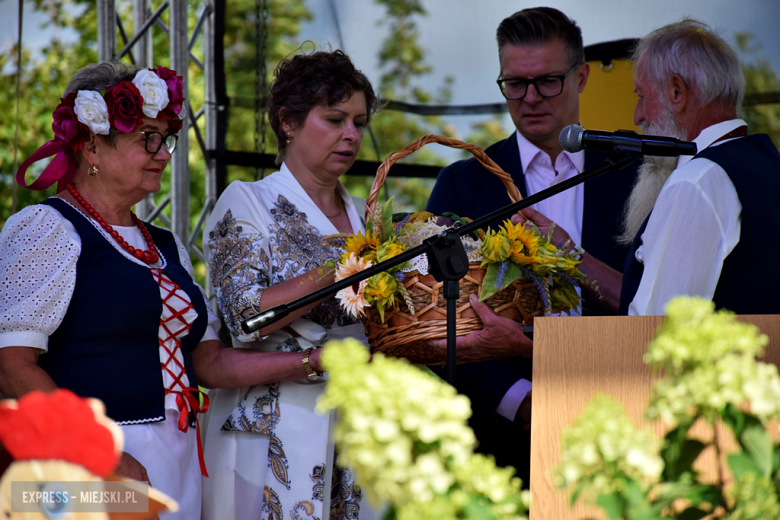 Dożynki gminne w Srebrnej Górze. Były obrzędy dożynkowe, wyścigi traktorów i Miły Pan