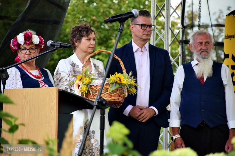 Dożynki gminne w Srebrnej Górze. Były obrzędy dożynkowe, wyścigi traktorów i Miły Pan
