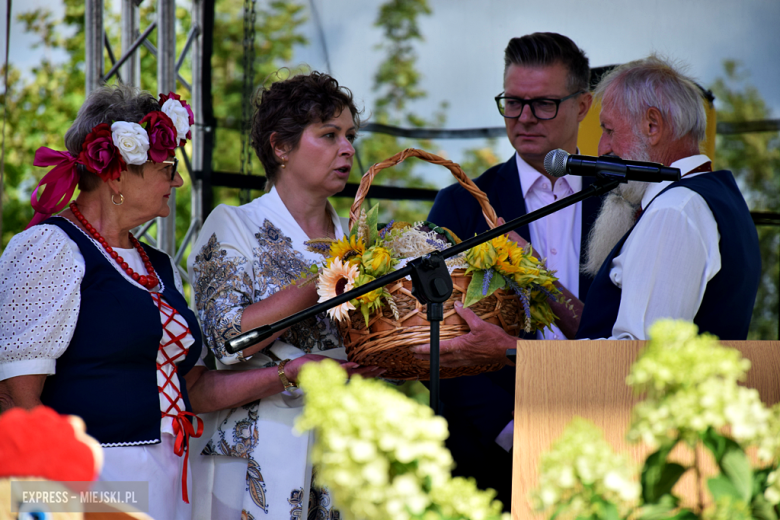 Dożynki gminne w Srebrnej Górze. Były obrzędy dożynkowe, wyścigi traktorów i Miły Pan