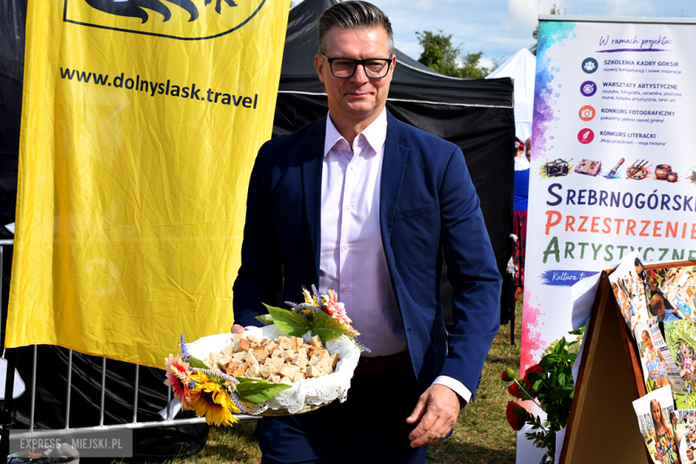 Dożynki gminne w Srebrnej Górze. Były obrzędy dożynkowe, wyścigi traktorów i Miły Pan