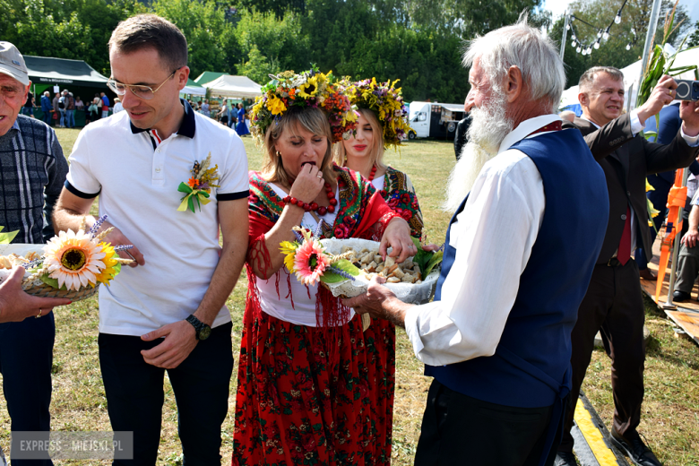 Dożynki gminne w Srebrnej Górze. Były obrzędy dożynkowe, wyścigi traktorów i Miły Pan