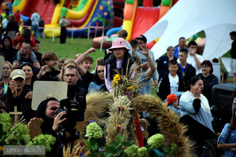 Dożynki gminne w Srebrnej Górze. Były obrzędy dożynkowe, wyścigi traktorów i Miły Pan