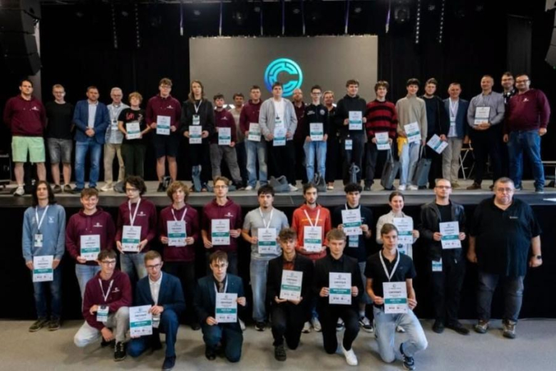 Uczniowie ząbkowickiego liceum na CyberTron Academy