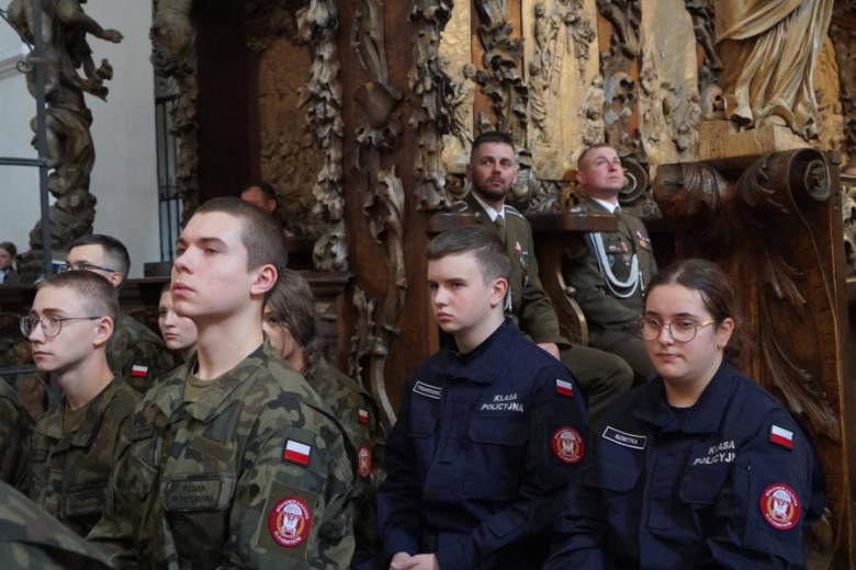 Kadeci z Henrykowa złożyli ślubowanie. Wyróżniono także nauczycieli