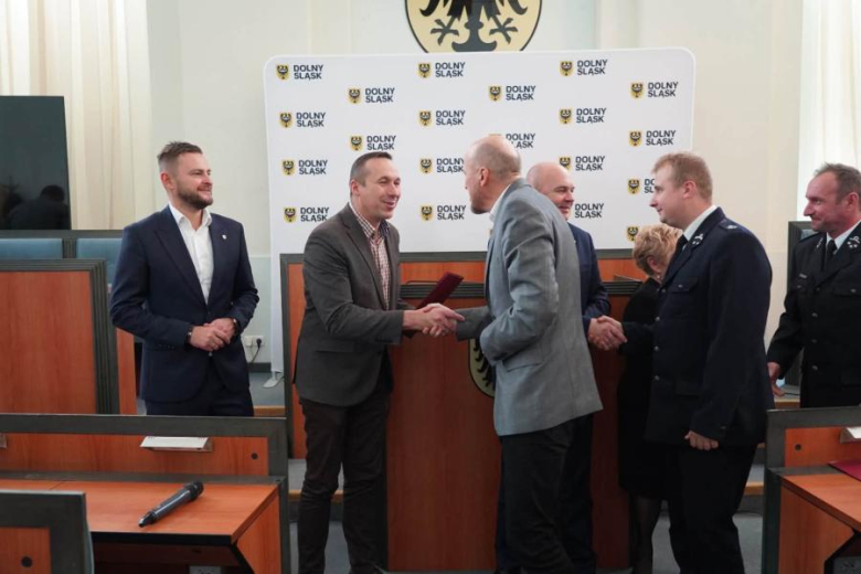 Trzy jednostki OSP z powiatu ząbkowickiego odebrały promesy. Ponad pół miliona zł na nowe pojazdy