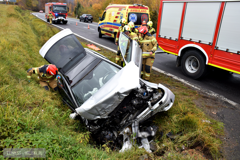 Mercedes wypadł z drogi i uderzył w przydrożny przepust