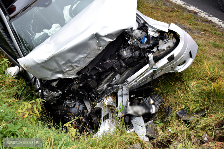 Mercedes wypadł z drogi i uderzył w przydrożny przepust
