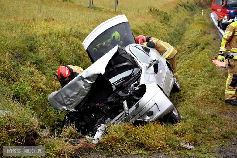 Mercedes wypadł z drogi i uderzył w przydrożny przepust