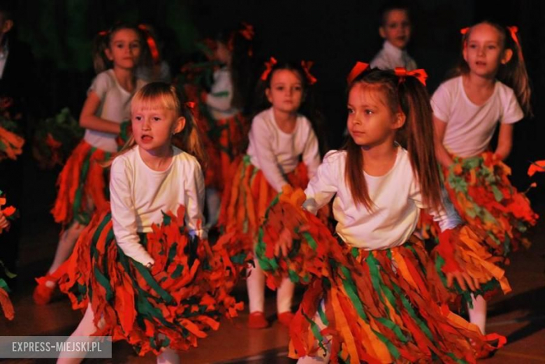 Pokaz dzieci i młodzieży ze szkoły tańca Hanny Zielińskiej z okazja święta babć i dziadków