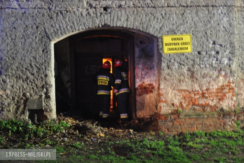 Pożar budynku po byłym młynie w Bardzie