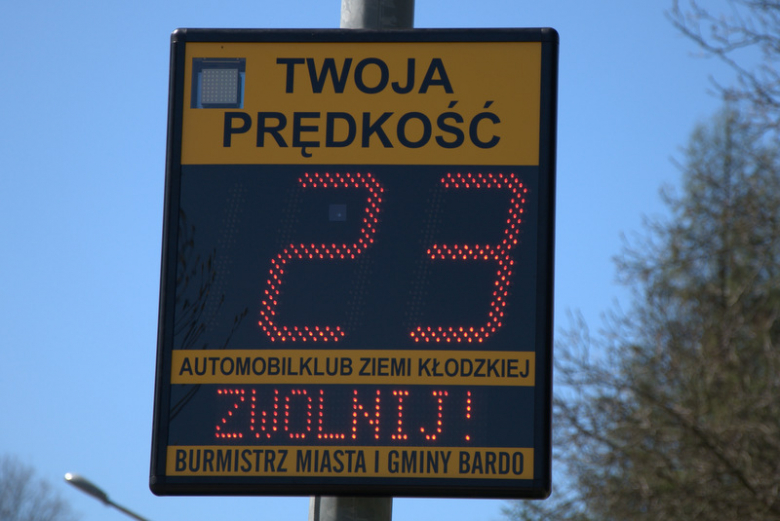 Przy budynku szkoły podstawowej i przedszkola zainstalowano dwa urządzenia do prewencyjnego pomiaru prędkości. Dzięki tej inwestycji, w tym miejscu ma być jeszcze bezpieczniej