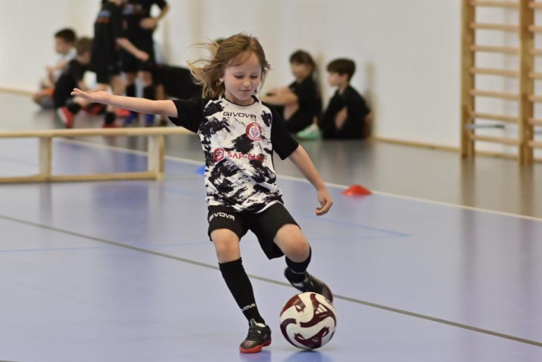 Sześcio i siedmiolatki rywalizowały w Mikołajkowym Turnieju Piłki Nożnej o Puchar Burmistrza Ziębic 