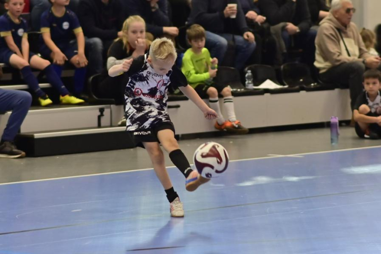 Sześcio i siedmiolatki rywalizowały w Mikołajkowym Turnieju Piłki Nożnej o Puchar Burmistrza Ziębic 