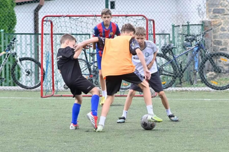 Piłkarskie święto na orliku. Relacja z pikniku piłkarskiego 2026 w Ziębicach