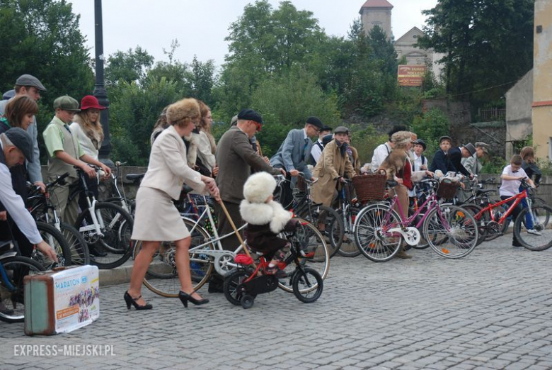 Parada w klimacie tweedowych lat dwudziestych ulicami Barda